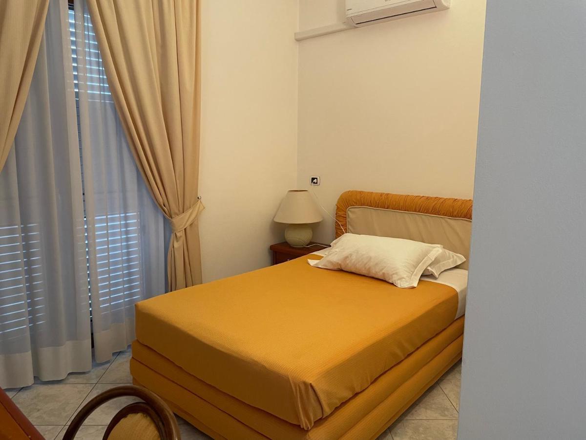 Il Cinghialetto Hotel Фони Екстериор снимка