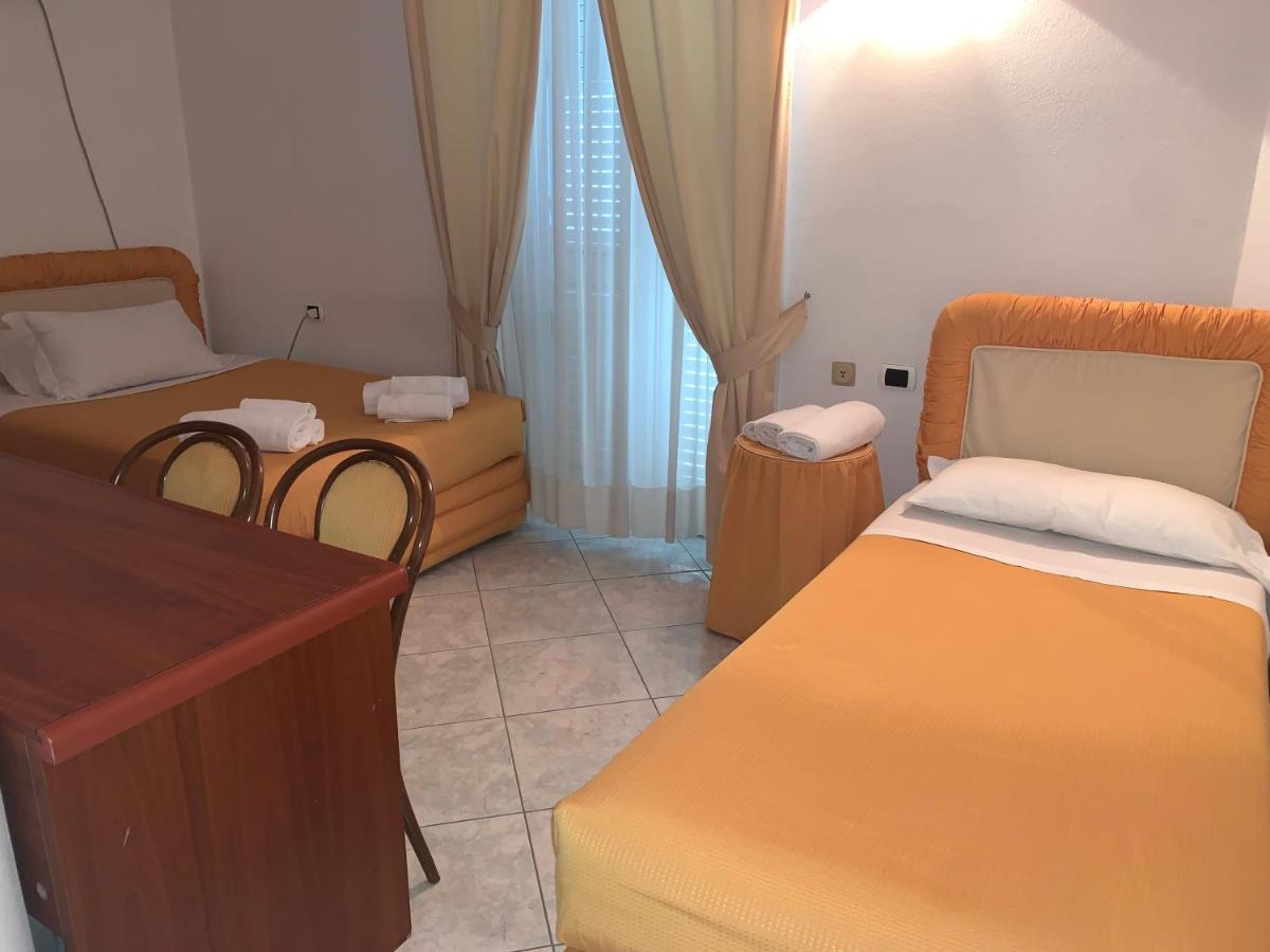 Il Cinghialetto Hotel Фони Екстериор снимка